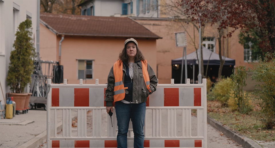 Die Absperrfrau – Traumjob Filmbranche